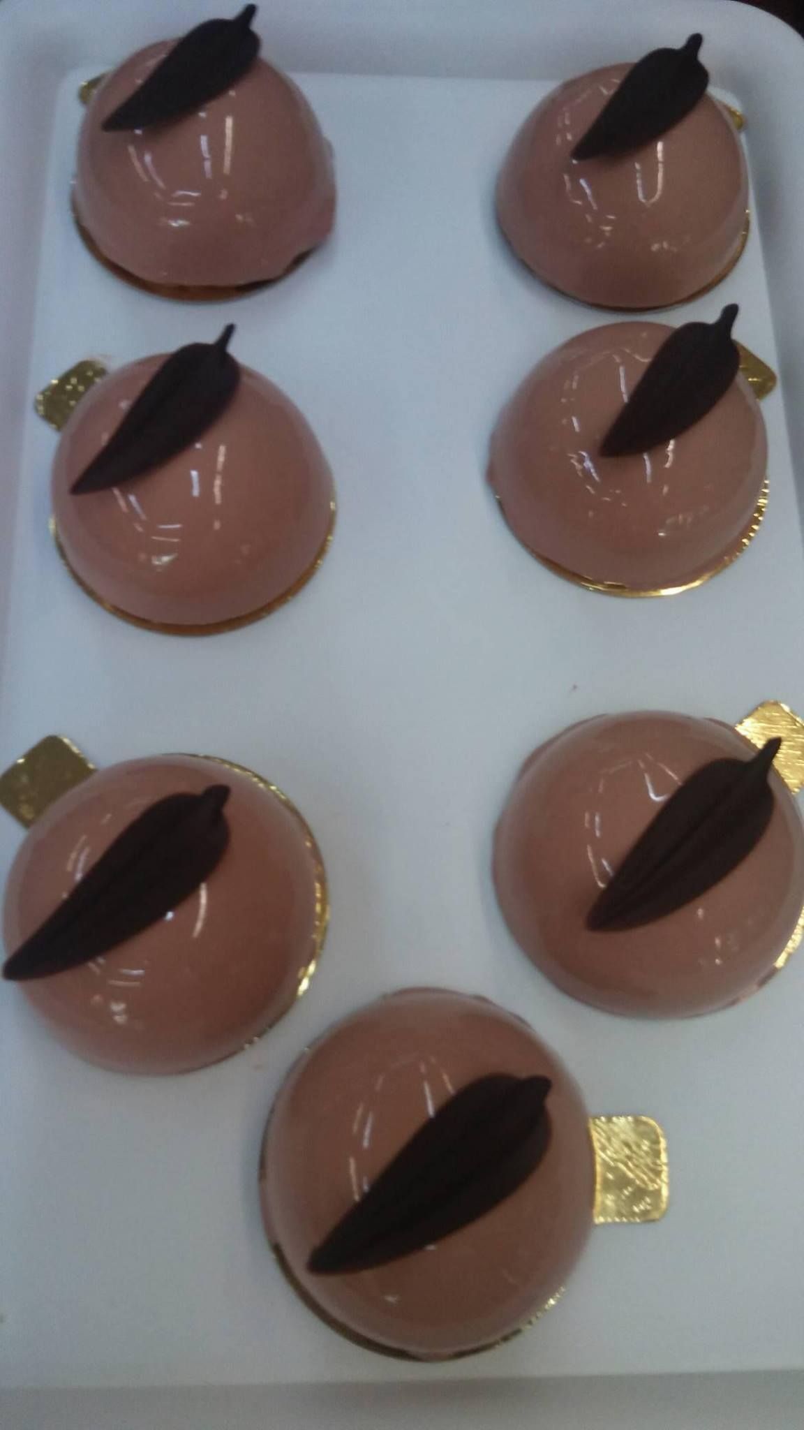 Siete pasteles de mousse de chocolate