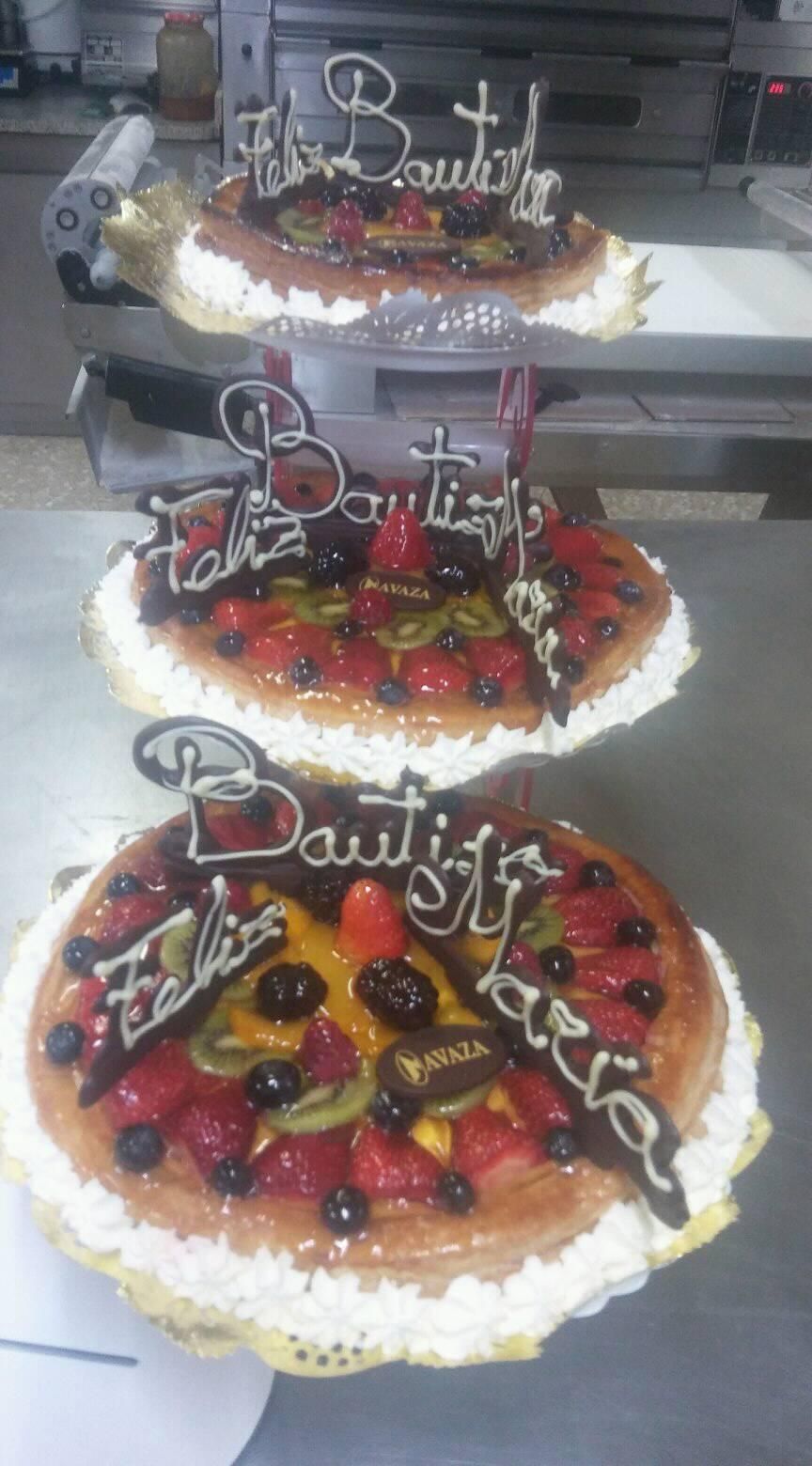 Tartaletas de frutas de tres pisos sobre un soporte de exhibición