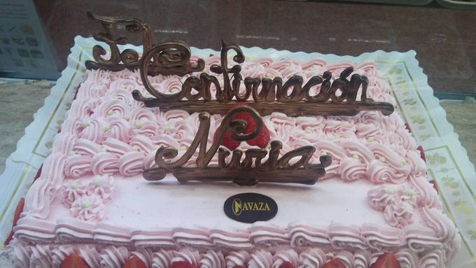 Un pastel cuadrado rosa glaseado decorado