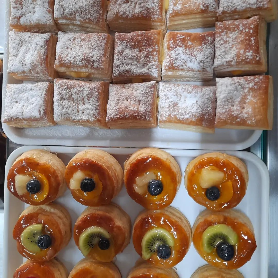 Dos bandejas blancas