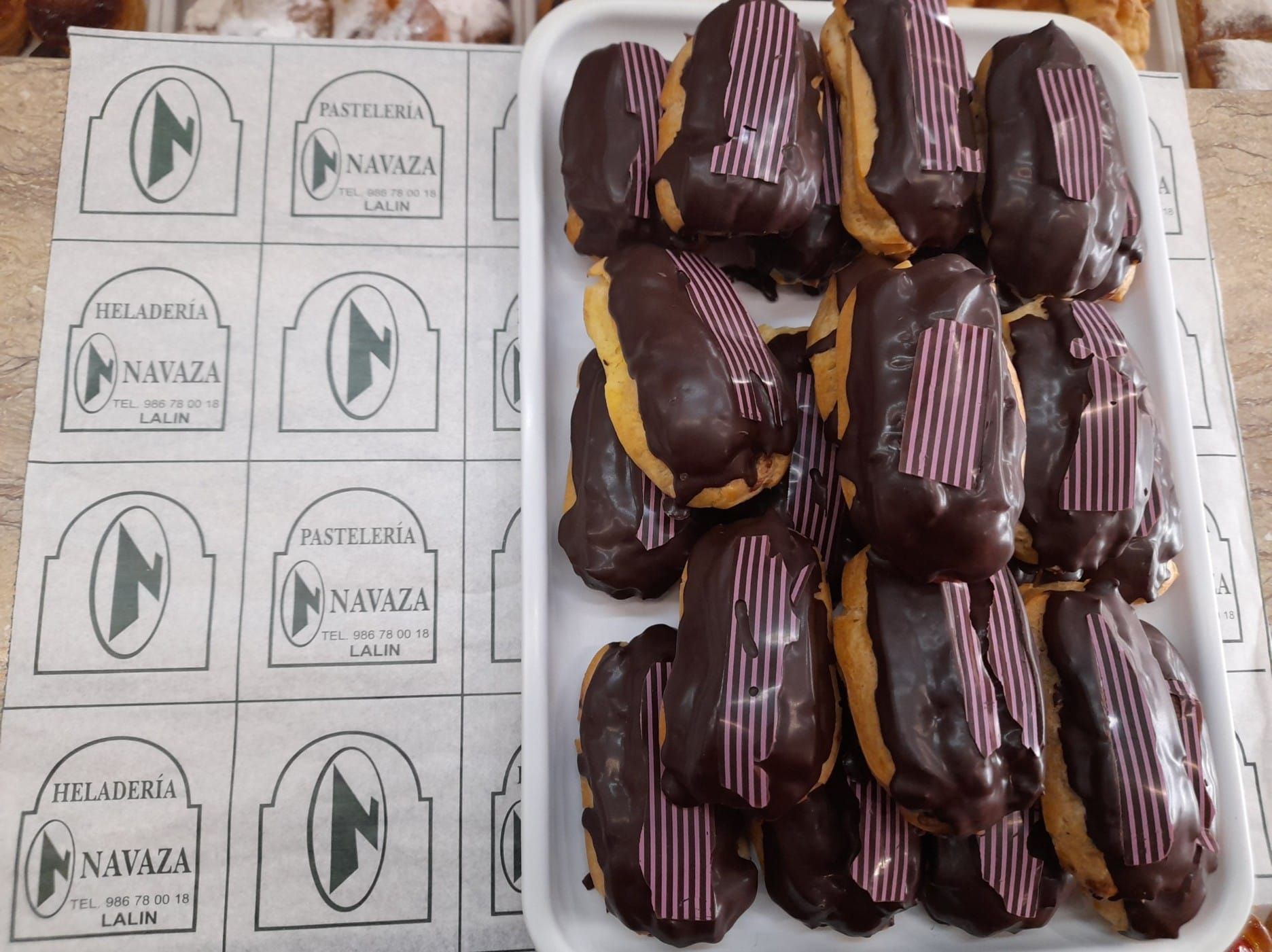 Una bandeja de éclairs glaseados