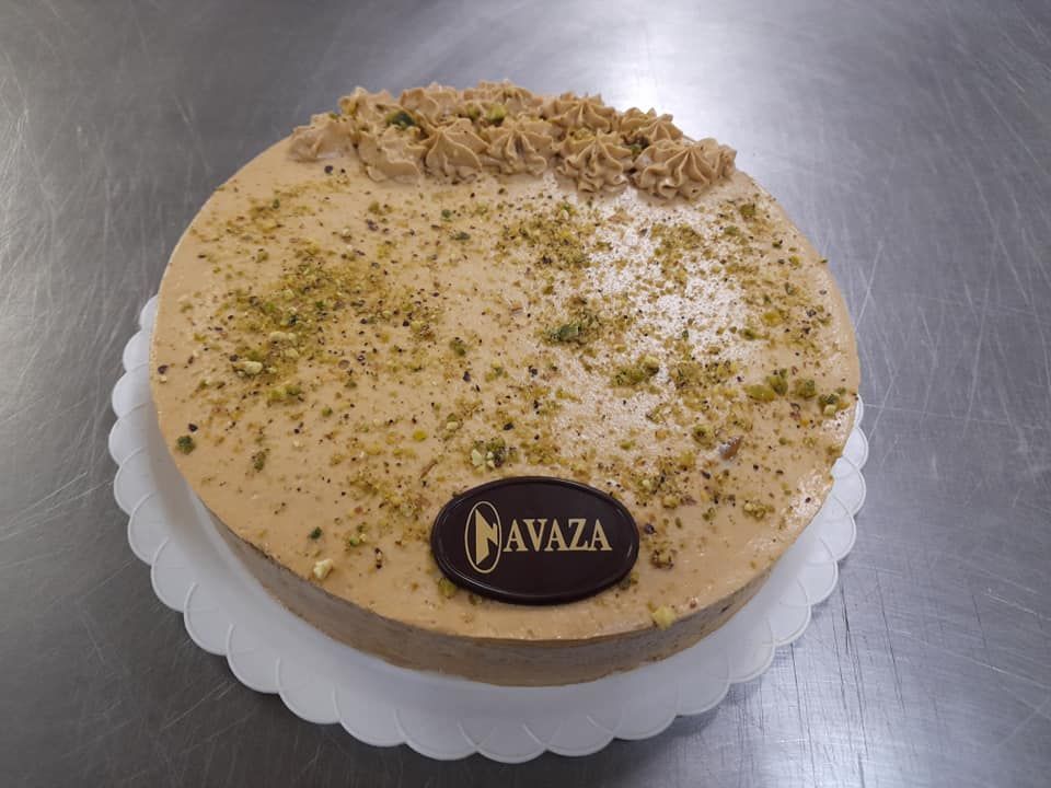 Un pastel redondo de color café