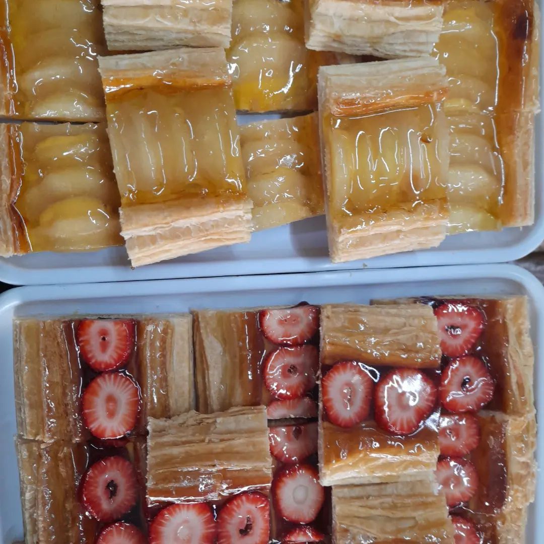 Dos bandejas rectangulares de tartaletas