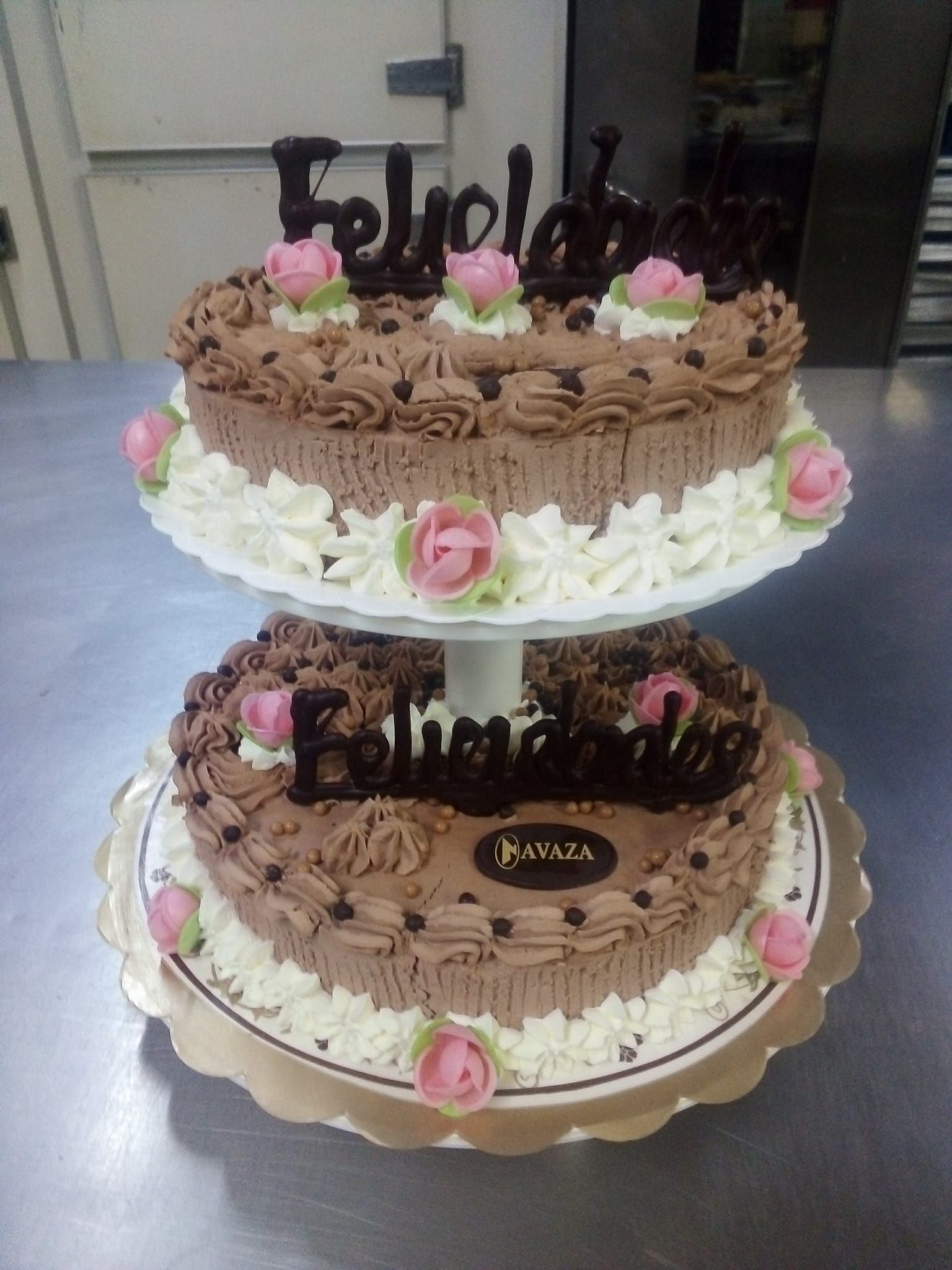 Tarta de chocolate de dos pisos decorada