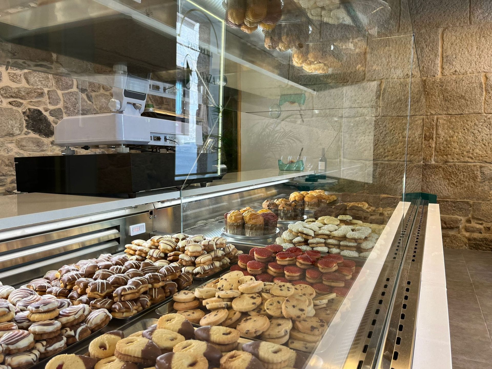 Una variedad de galletas y pasteles 