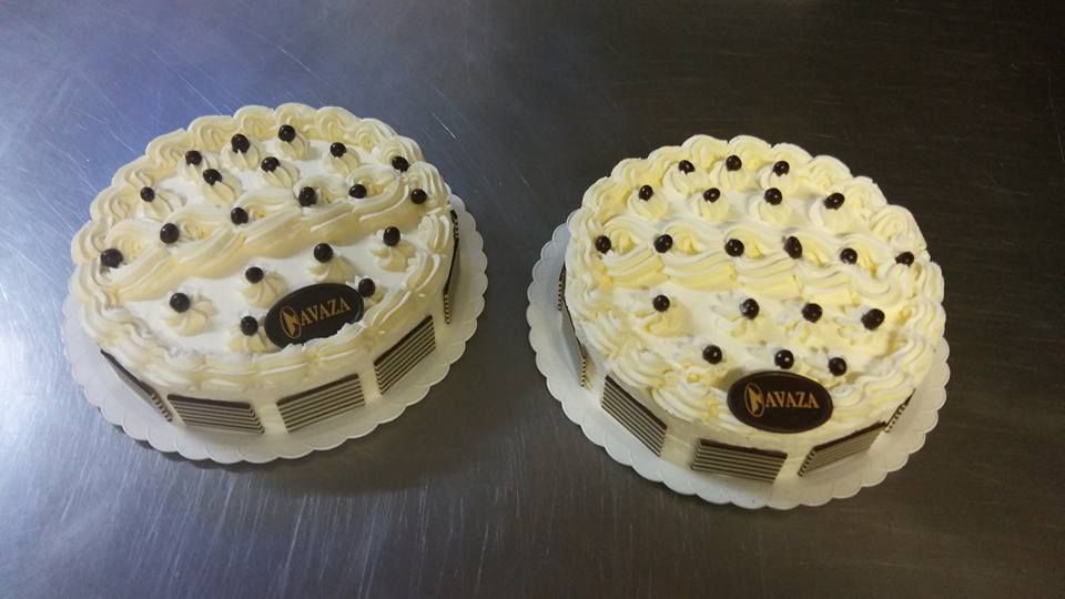 Dos pasteles redondos, blancos y glaseados