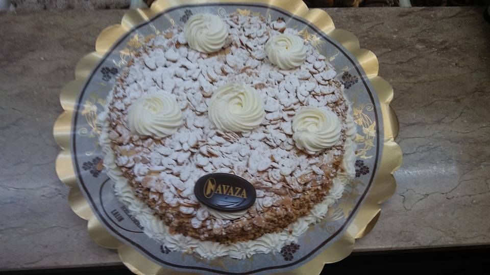 Un pastel redondo de Nataza cubierto 