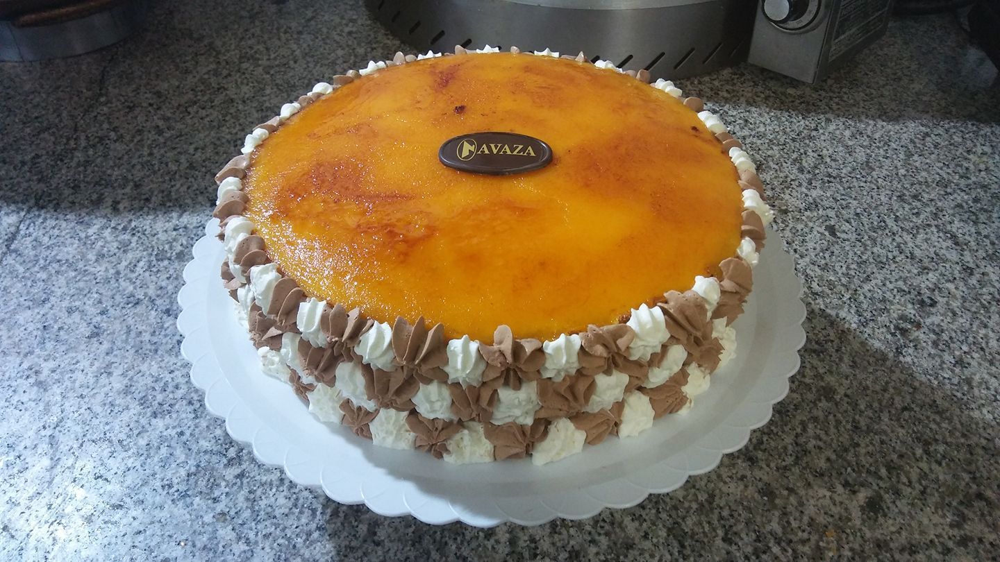 Un pastel redondo con una capa superior de naranja caramelizada