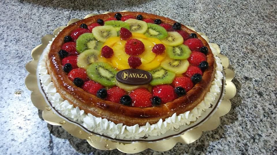 Una tarta de frutas cubierta 