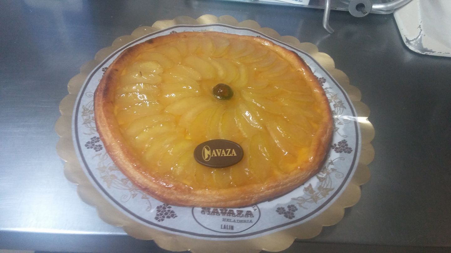 Una tarta redonda de pera