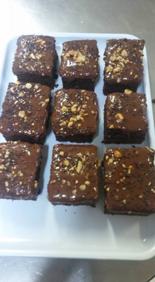 Una bandeja blanca con nueve brownies cuadrados