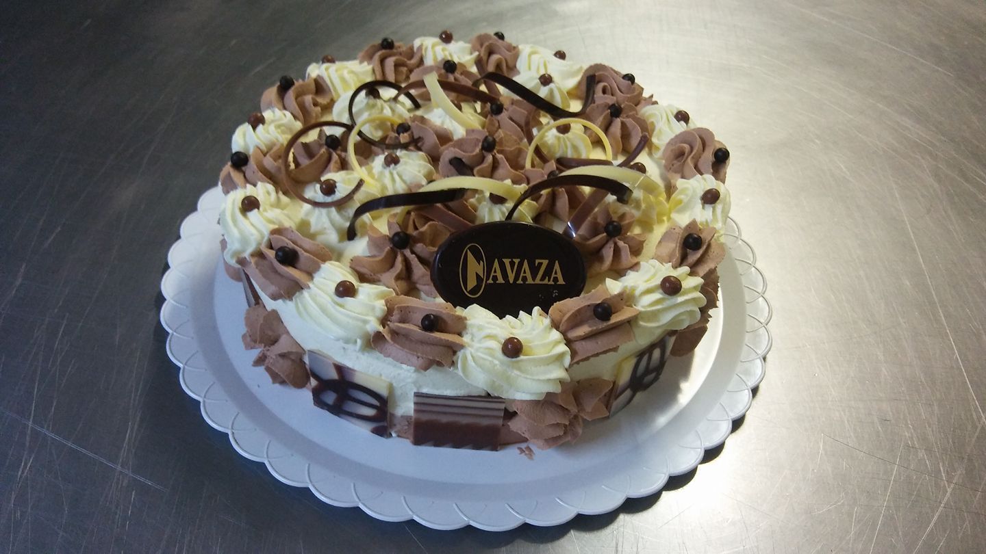 Una tarta redonda glaseada con remolinos de crema