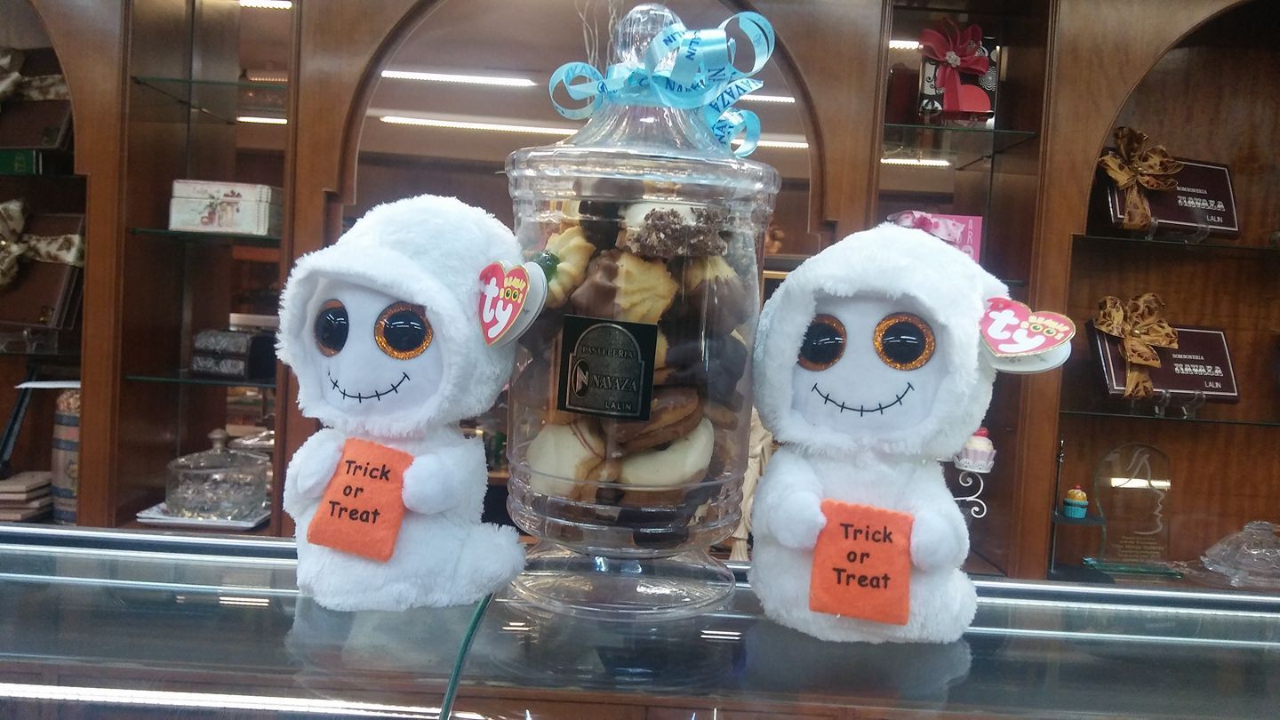 Dos fantasmas de peluche blancos