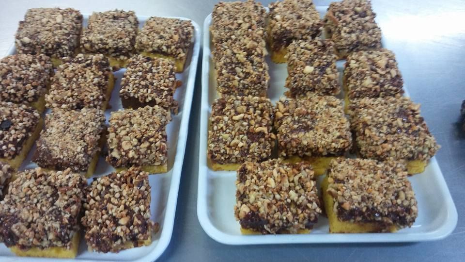 Dos bandejas blancas repletas