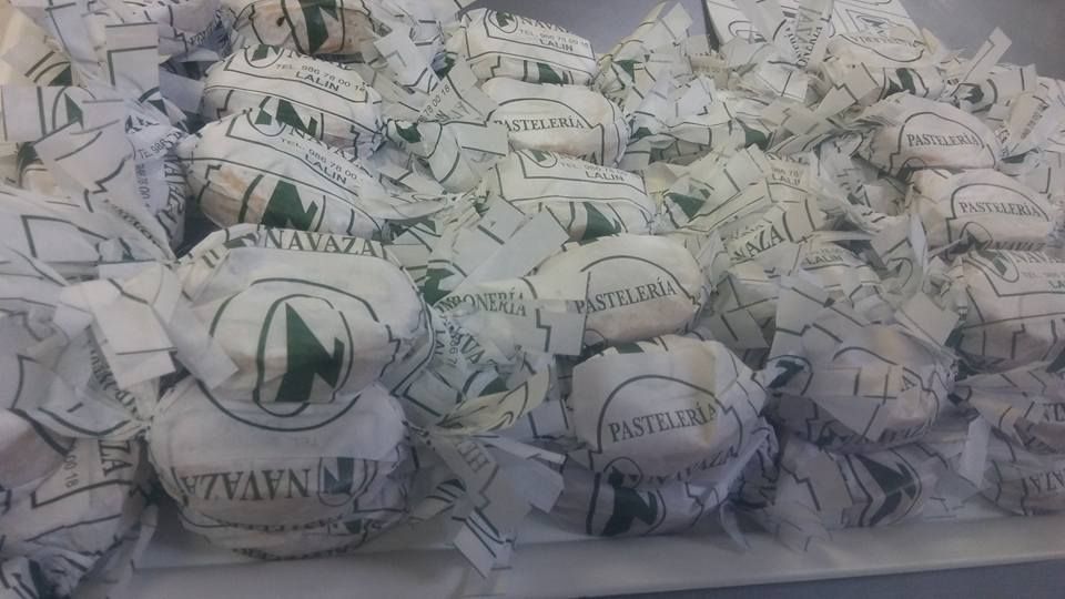 Una gran pila de pasteles