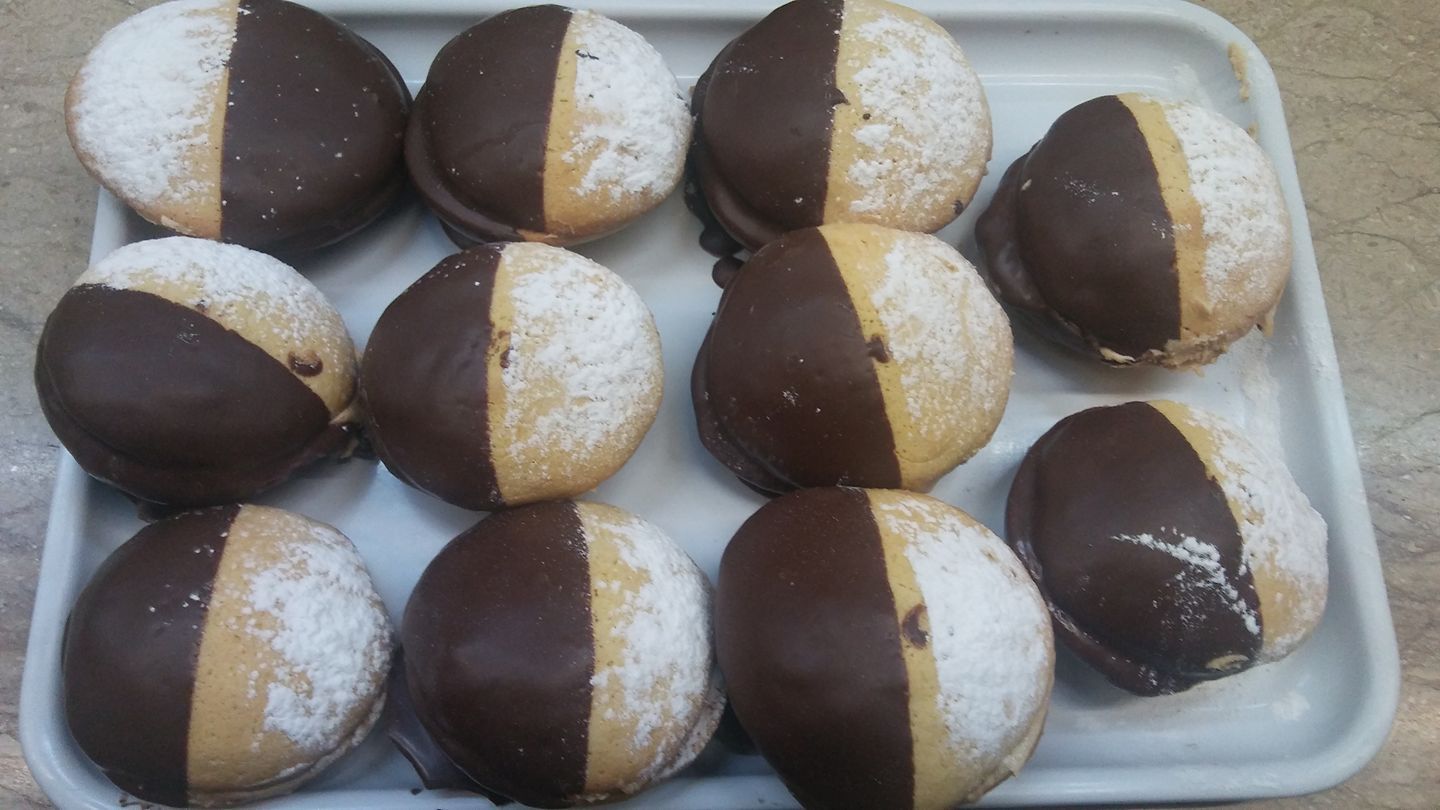 Una bandeja rectangular contiene diez galletas