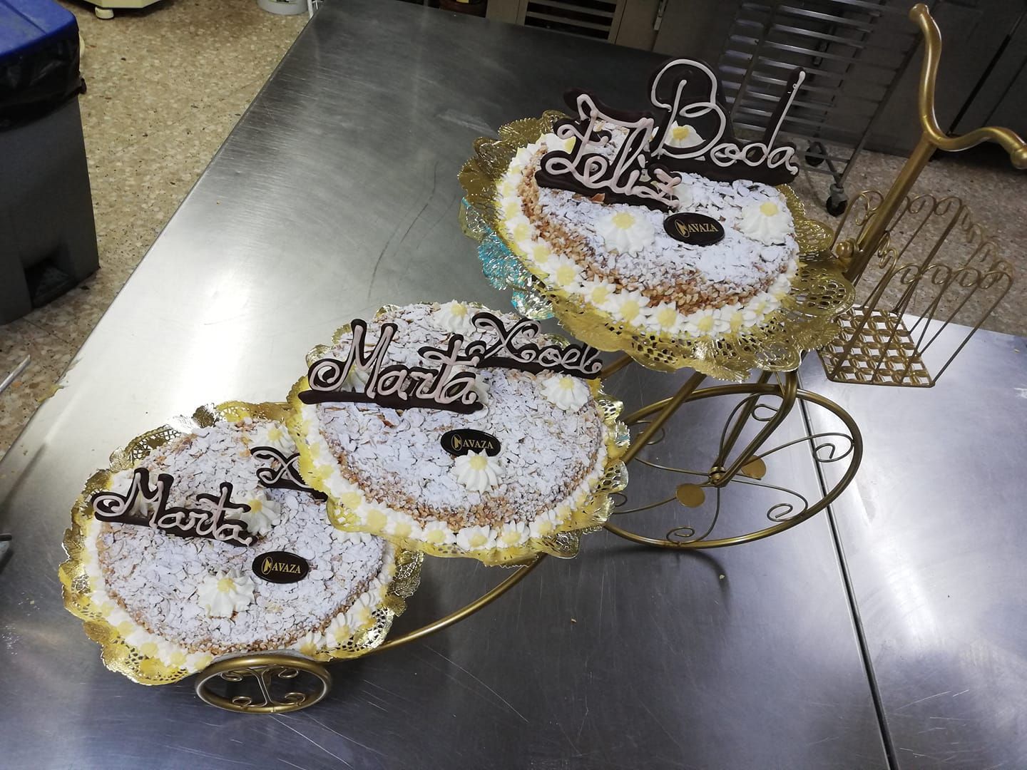 Tres pasteles decorados reposan sobre un soporte