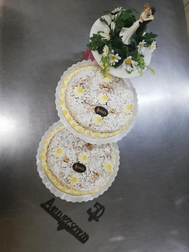 Dos tartas redondas de dos pisos decoradas