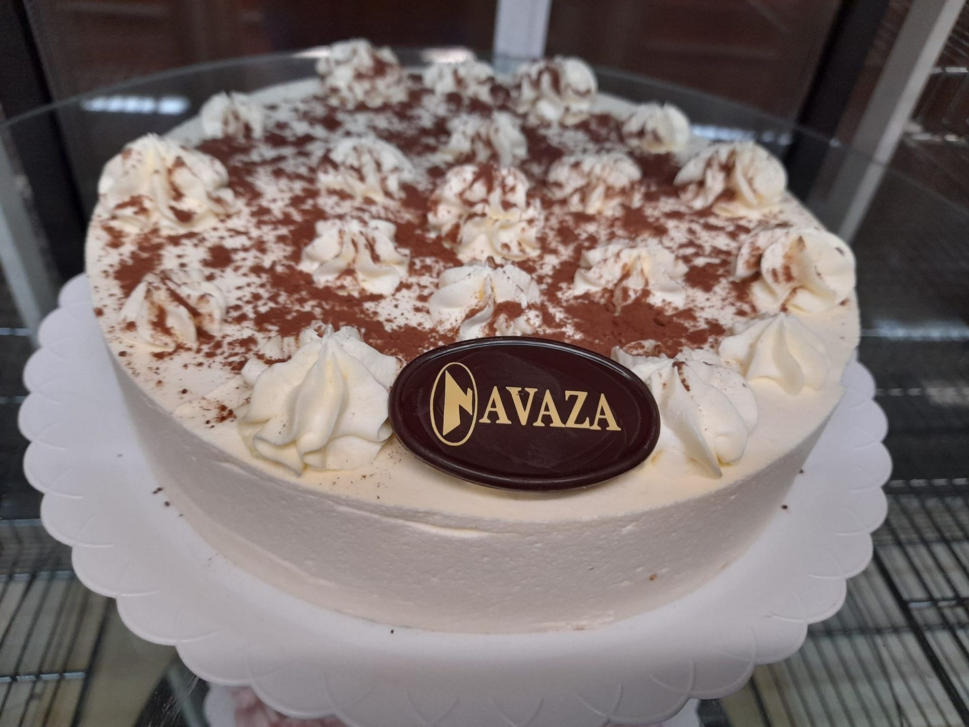 Un pastel redondo y cremoso