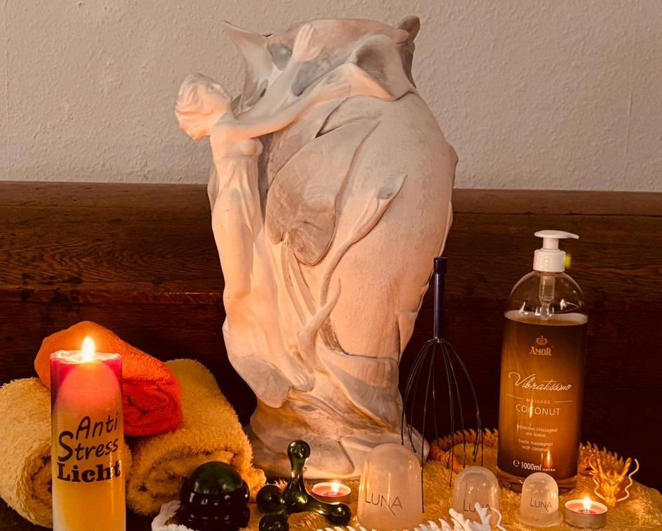 Schild für den Swingerclub „The Freaky Rock“, zwei Torsoskulpturen an einer Backsteinmauer mit Neonbeleuchtung.