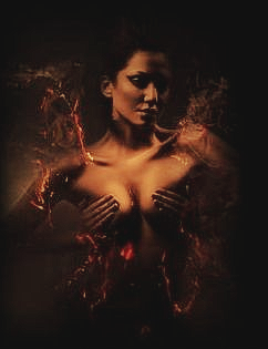 Frauentorso, umgeben von leuchtend rot-orangefarbener Energie, die die Brüste bedeckt. Dunkler Hintergrund.