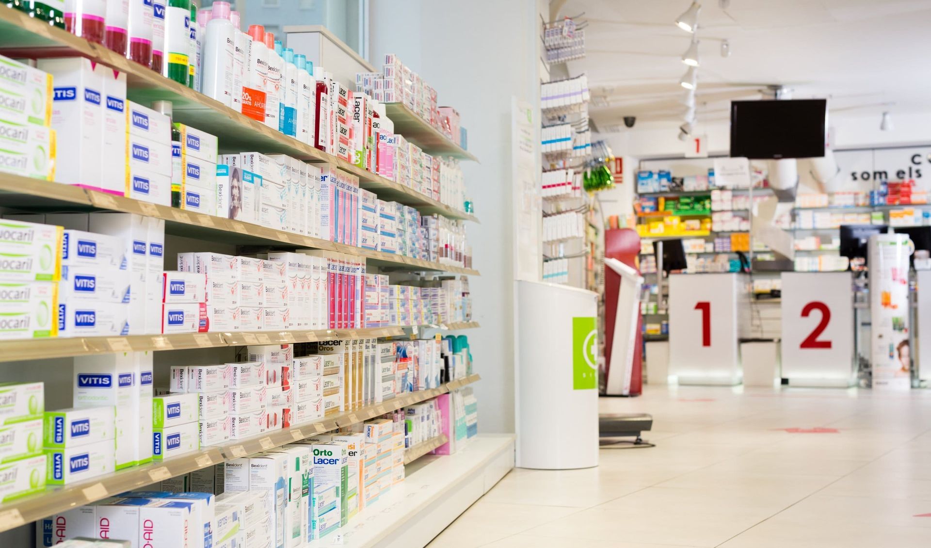El interior de una farmacia con estantes llenos de muchos medicamentos.