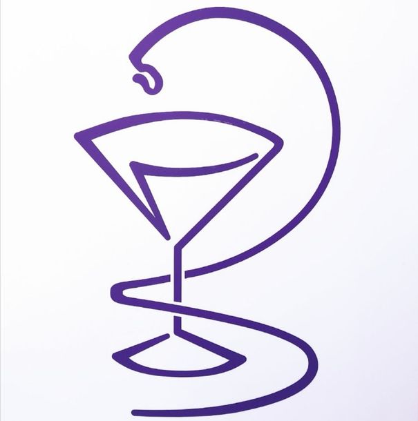 Un dibujo morado de una serpiente sosteniendo una copa de martini.