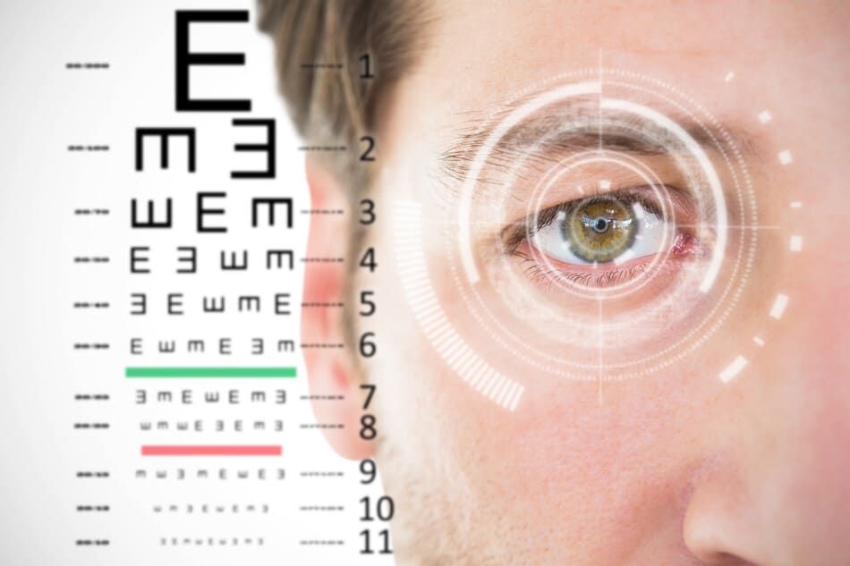 Un primer plano del ojo de un hombre con una tabla optométrica en el fondo.