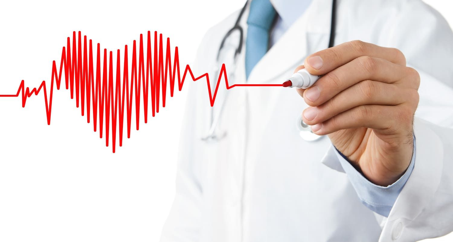 Un médico está dibujando una línea de latidos del corazón en una pizarra.