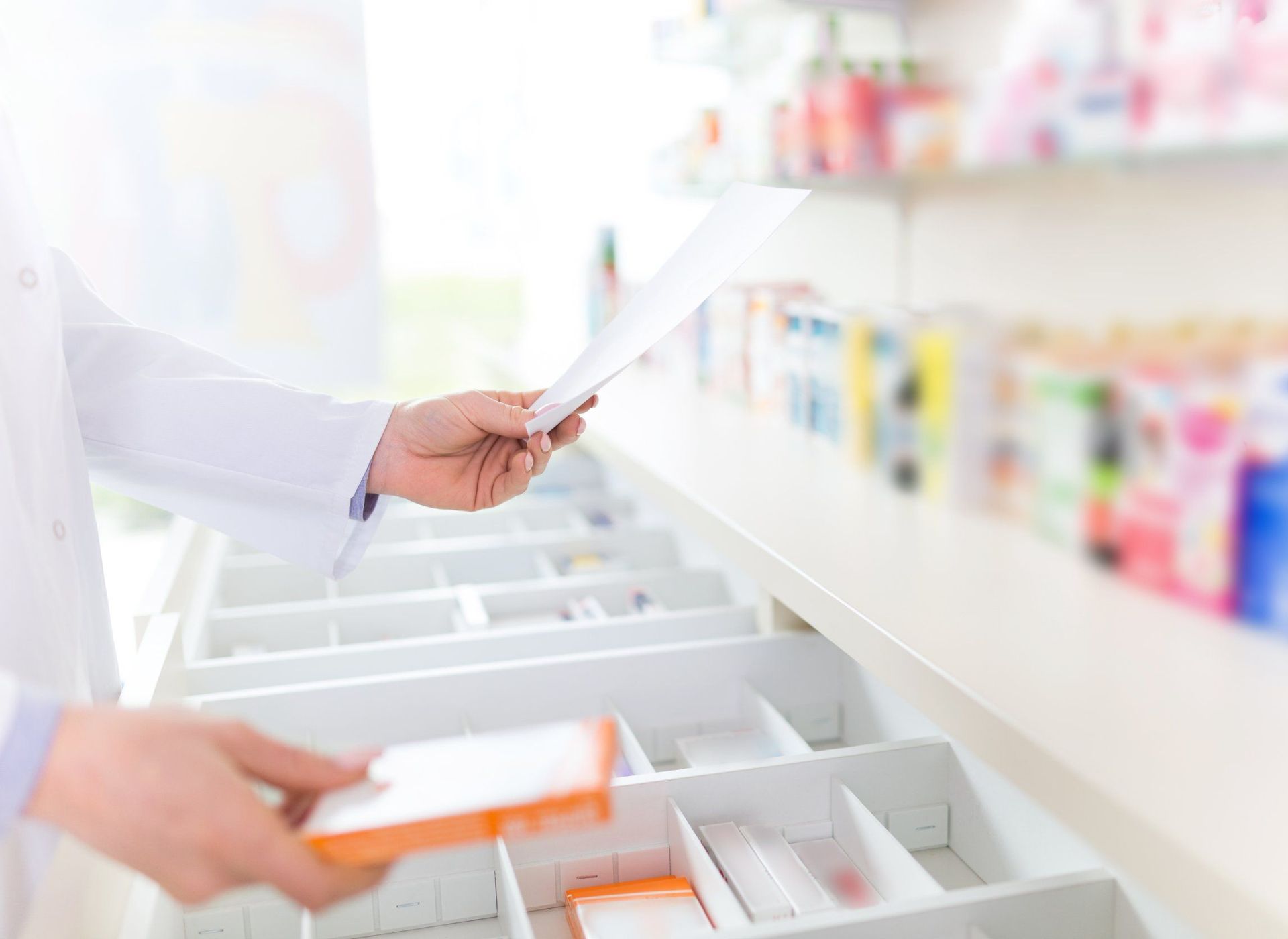 Un farmacéutico está mirando una receta en una farmacia.