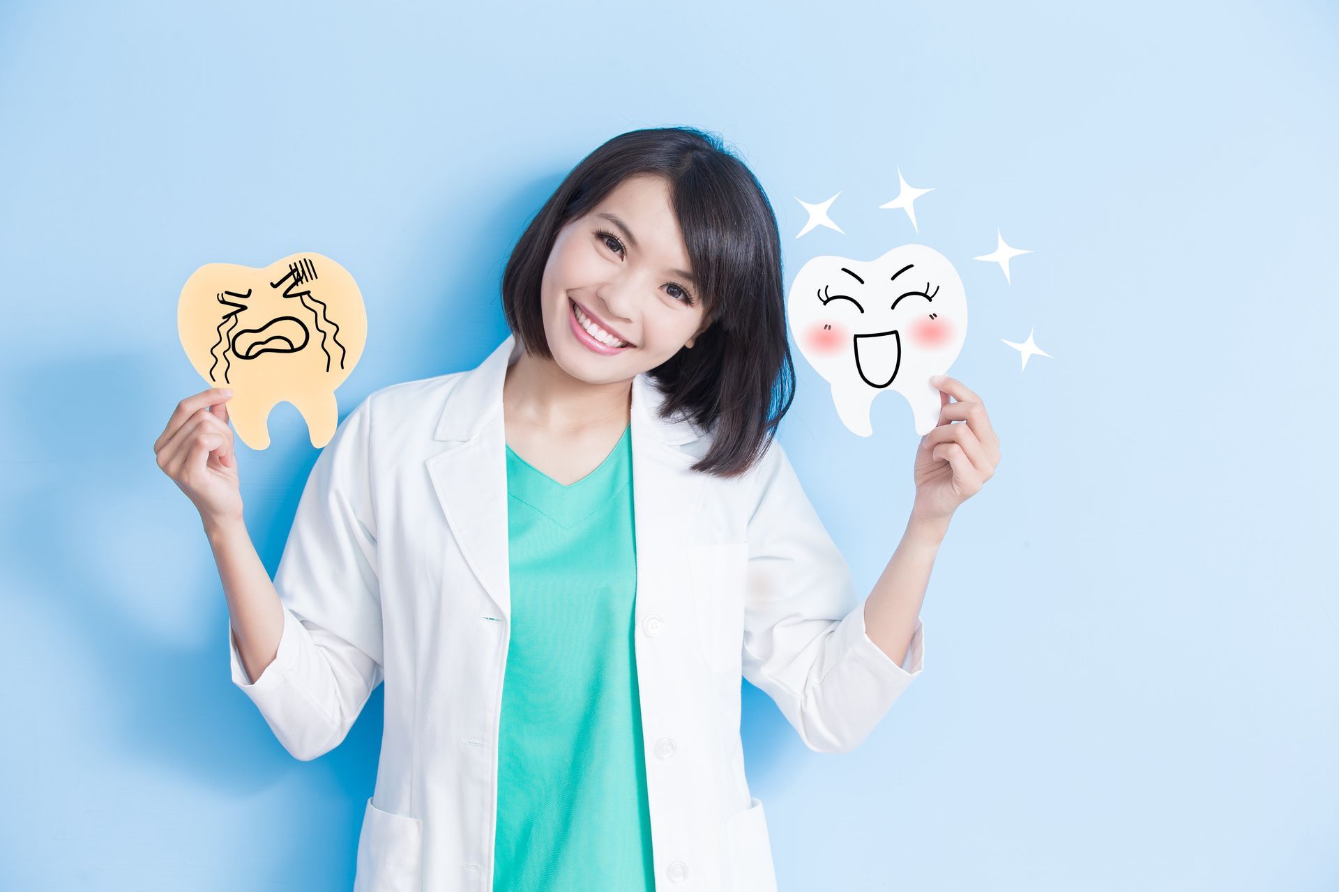 Un dentista sostiene una fotografía de un diente antes y después de ser limpiado.