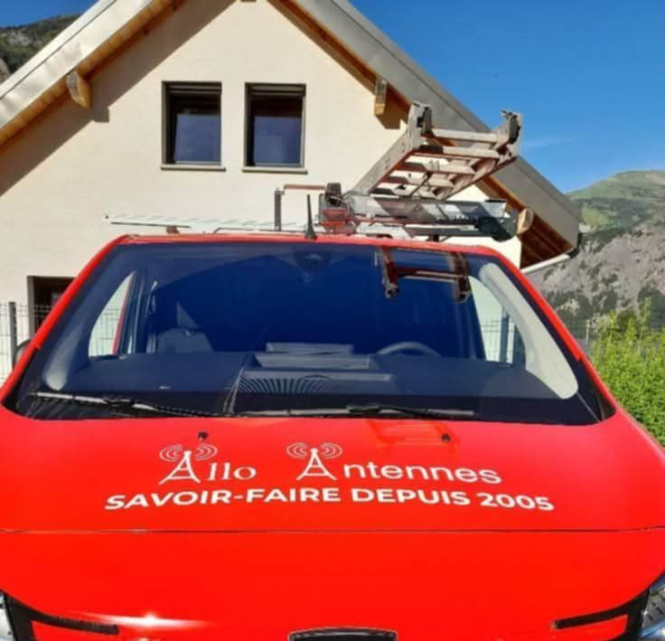 Avant du camion commercial d'Allo Antennes