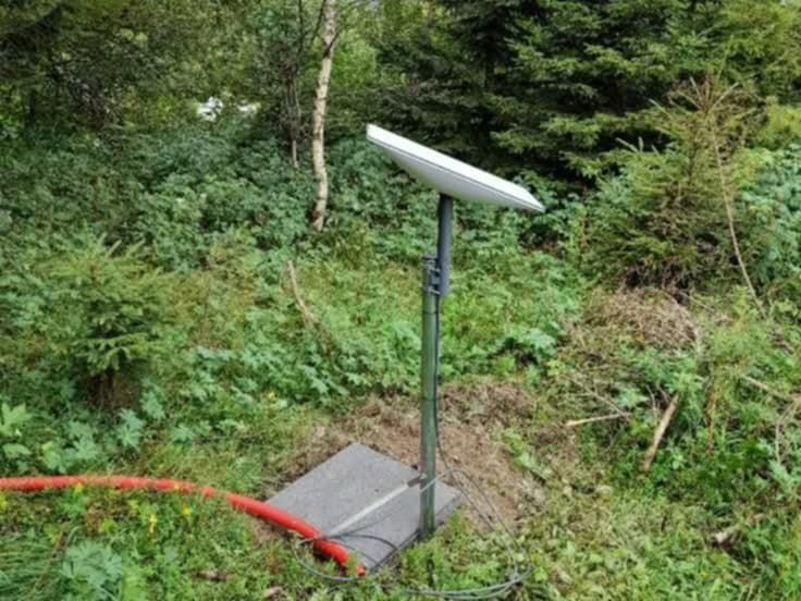 Antenne Starlink posée au sol