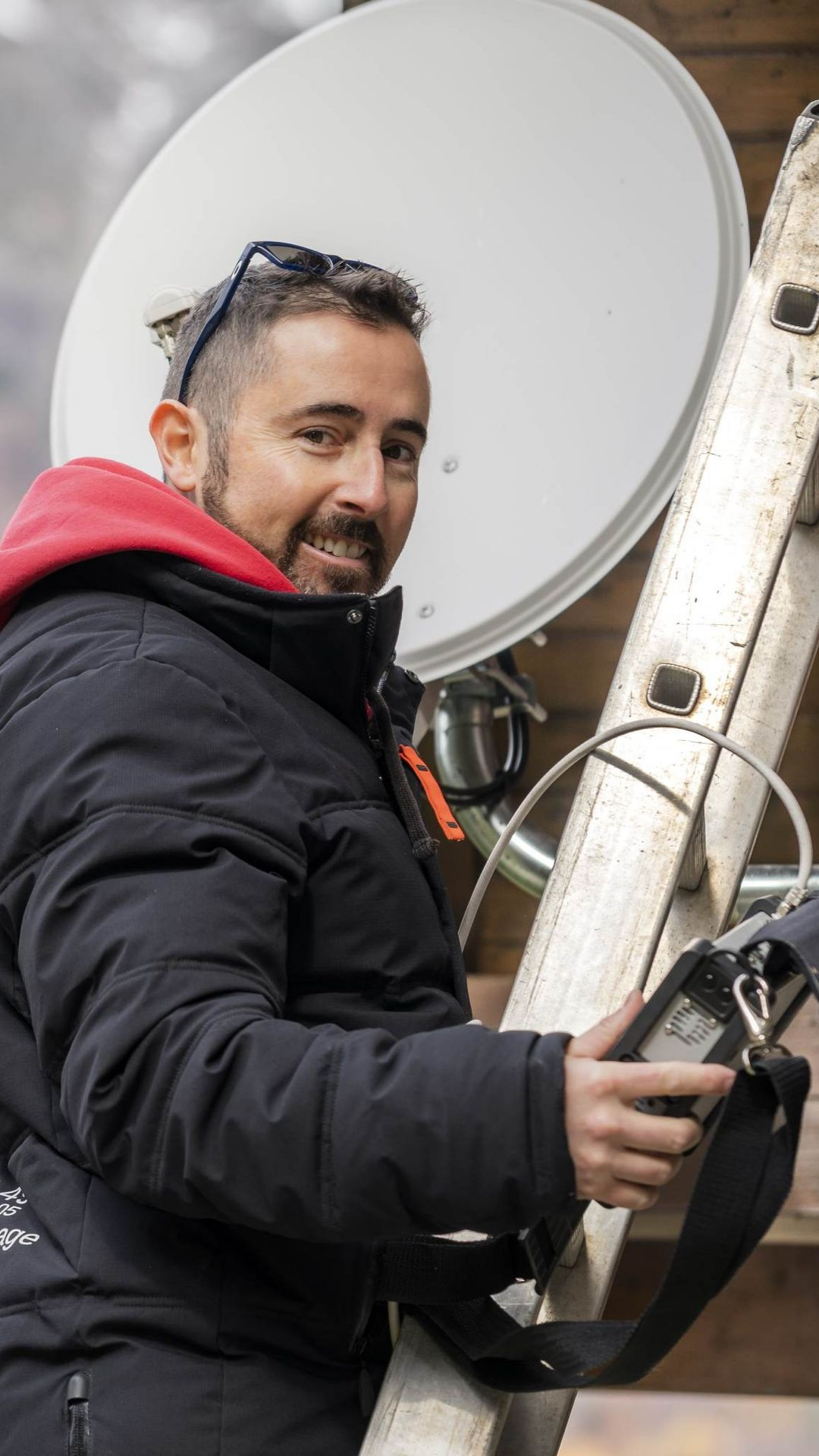 Technicien qui règle une parabole