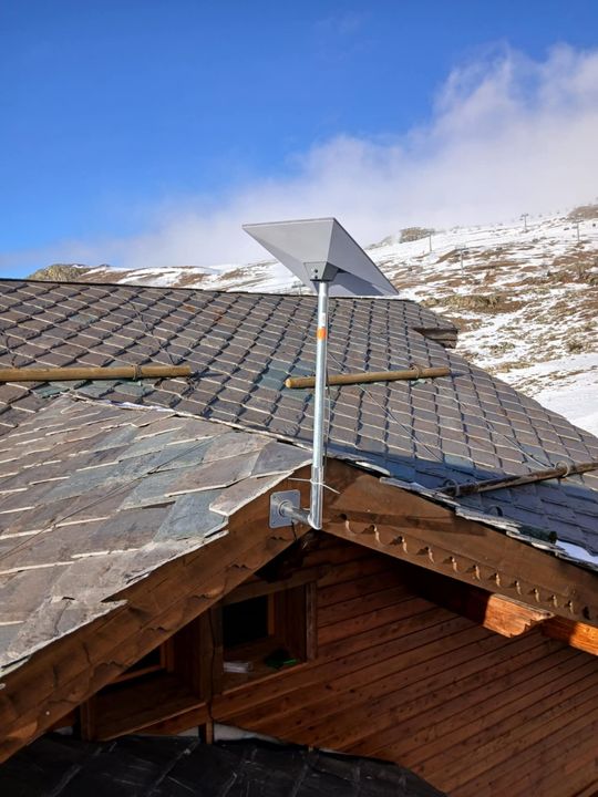 Antenne Starlink sur un chalet