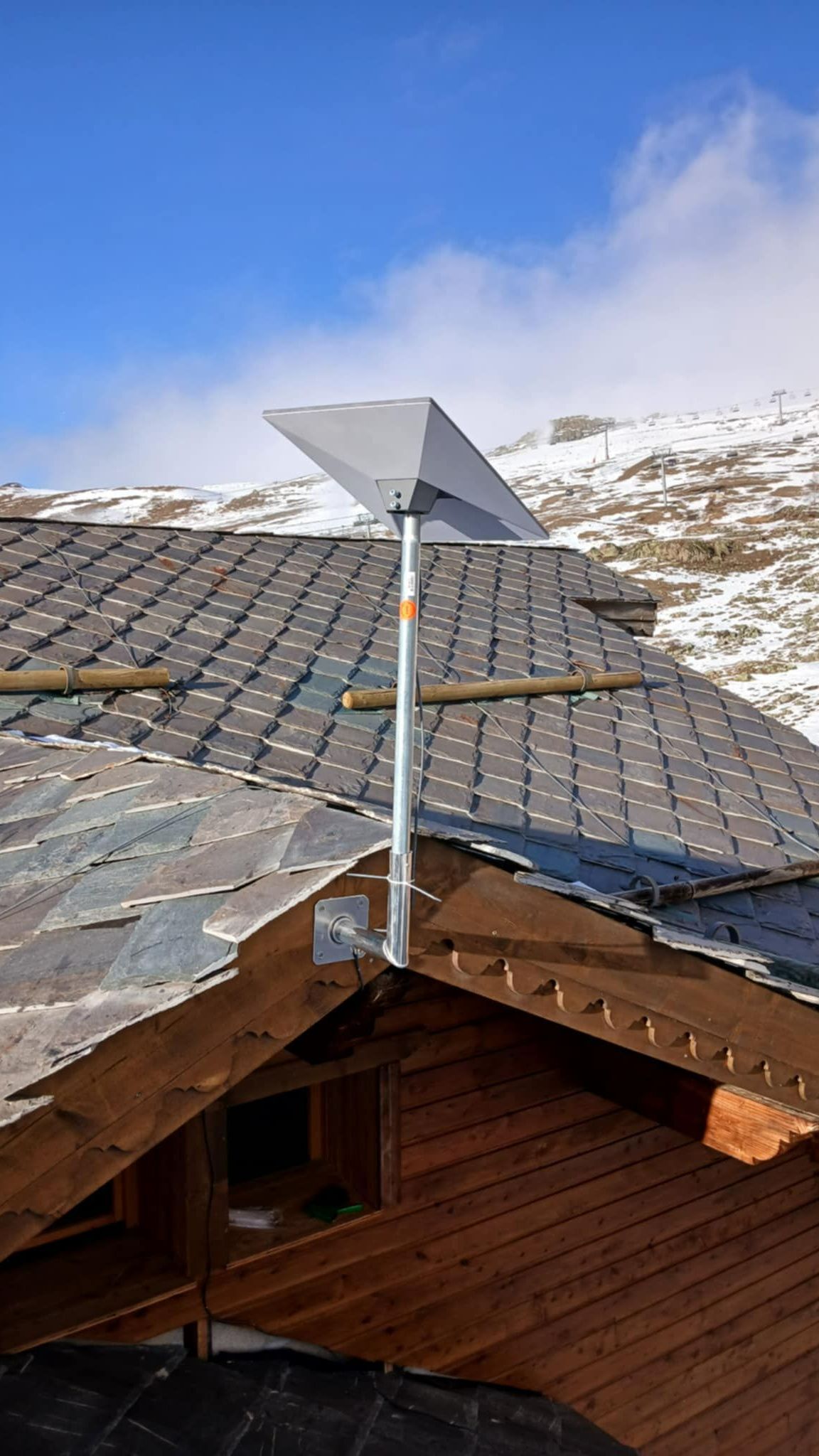 Parabole avec la montagne de l'Alpe d'Huez en arrière-plan