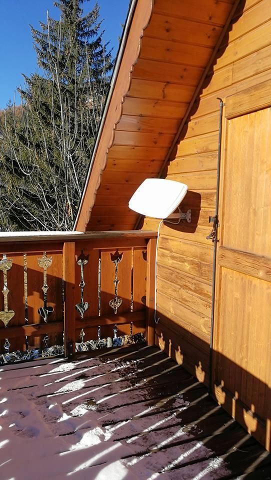Parabole sur le balcon d'un chalet