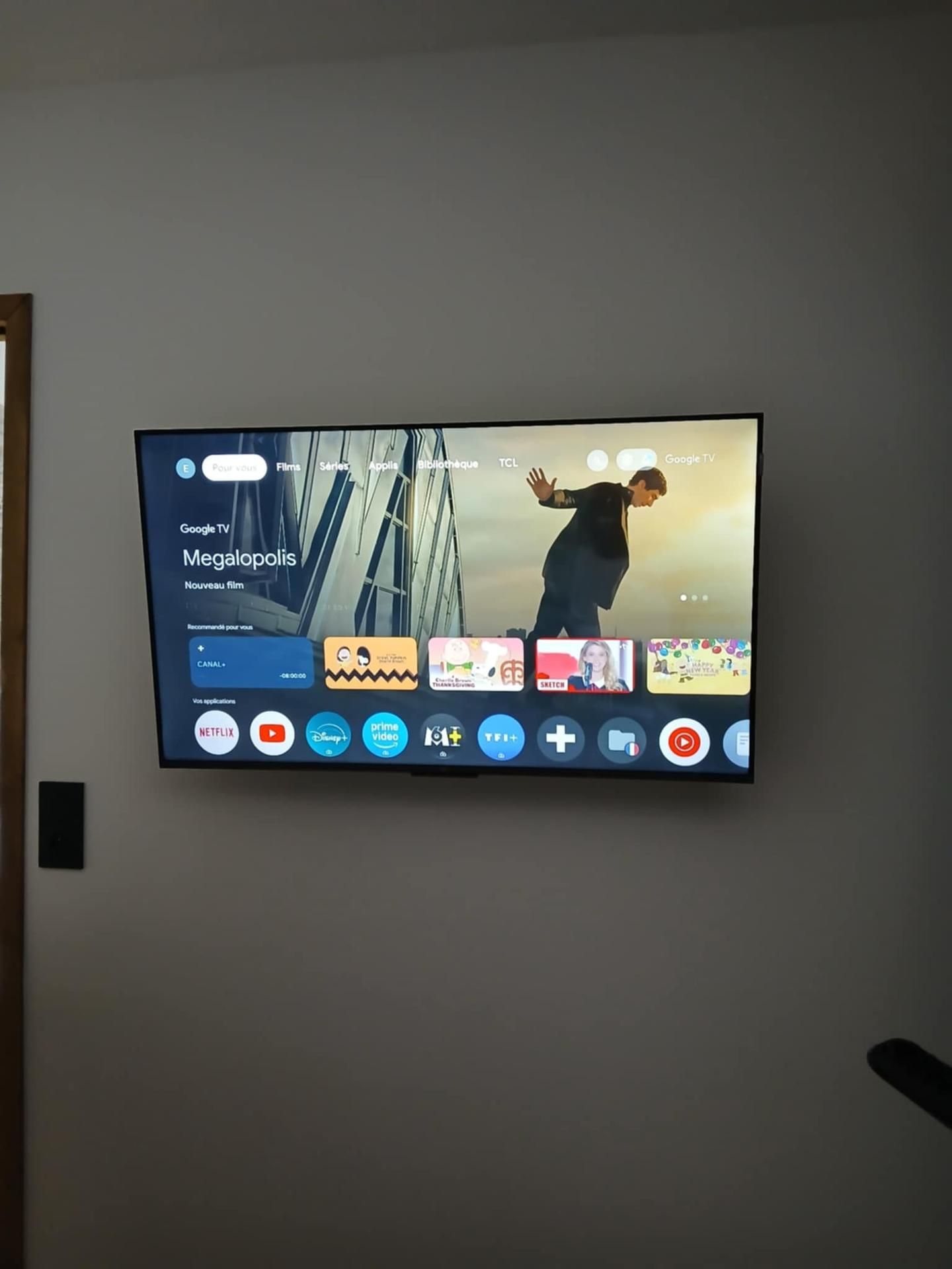 TV connectée au mur dans un hôpital