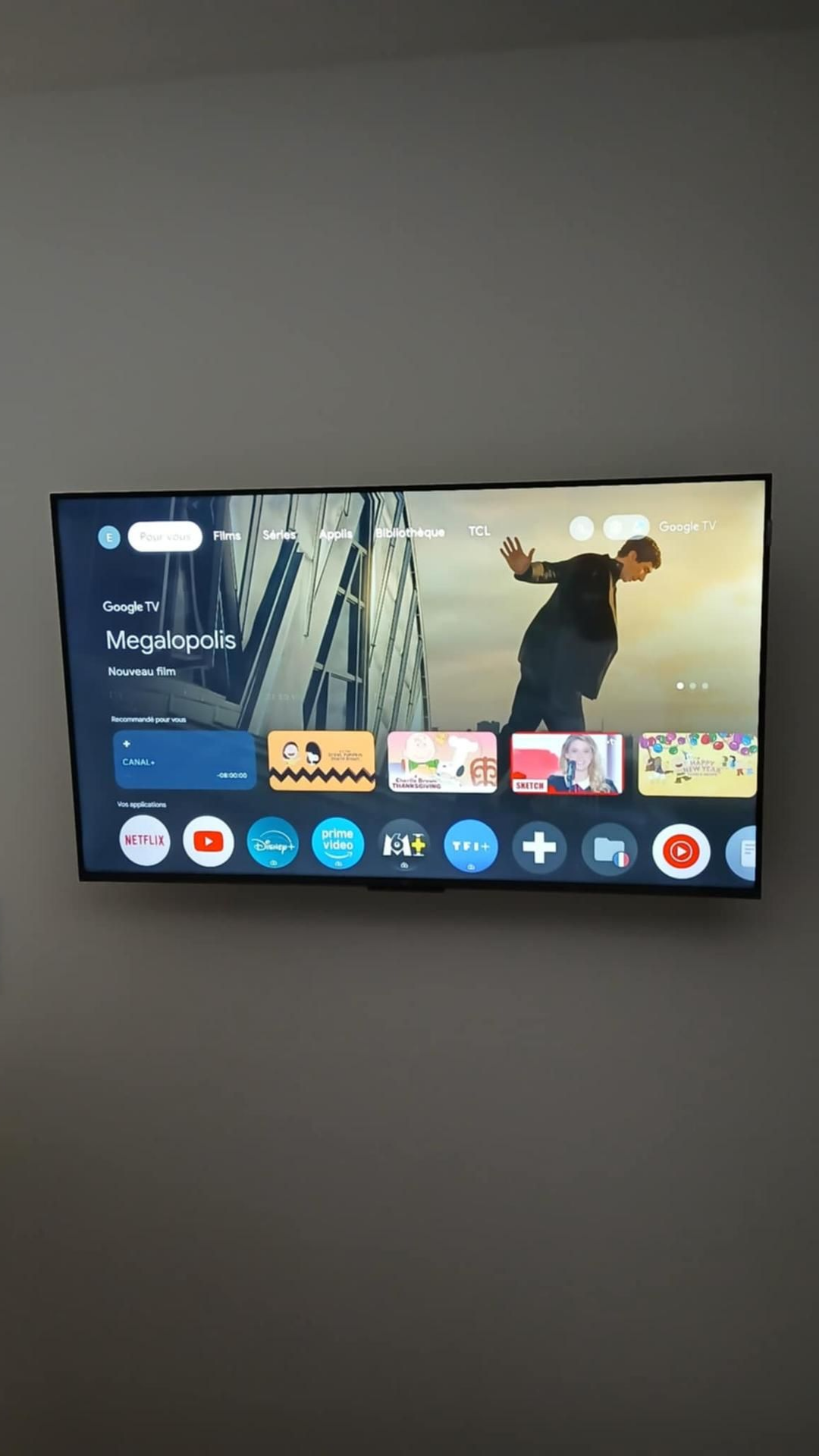 TV connectée sur un meuble décoré en jaune