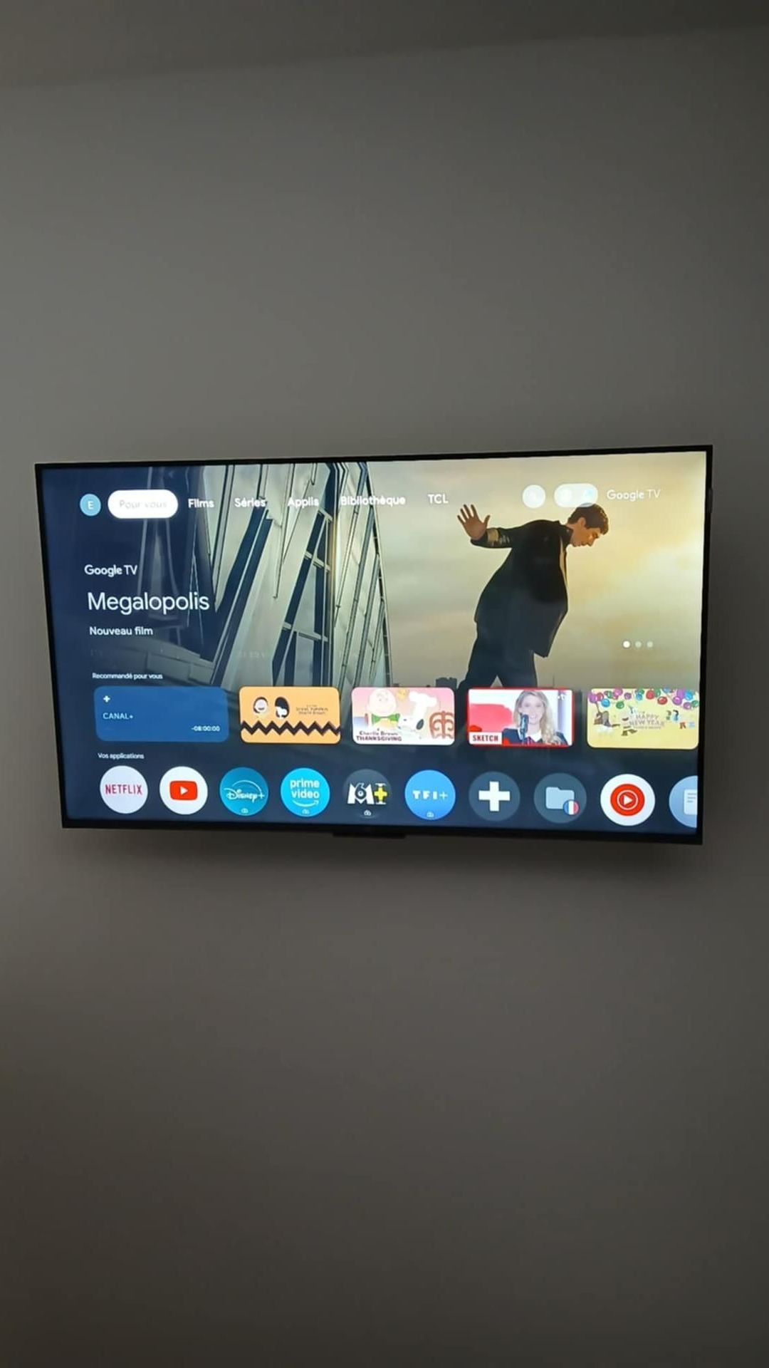 Téléviseur connecté fixé au mur