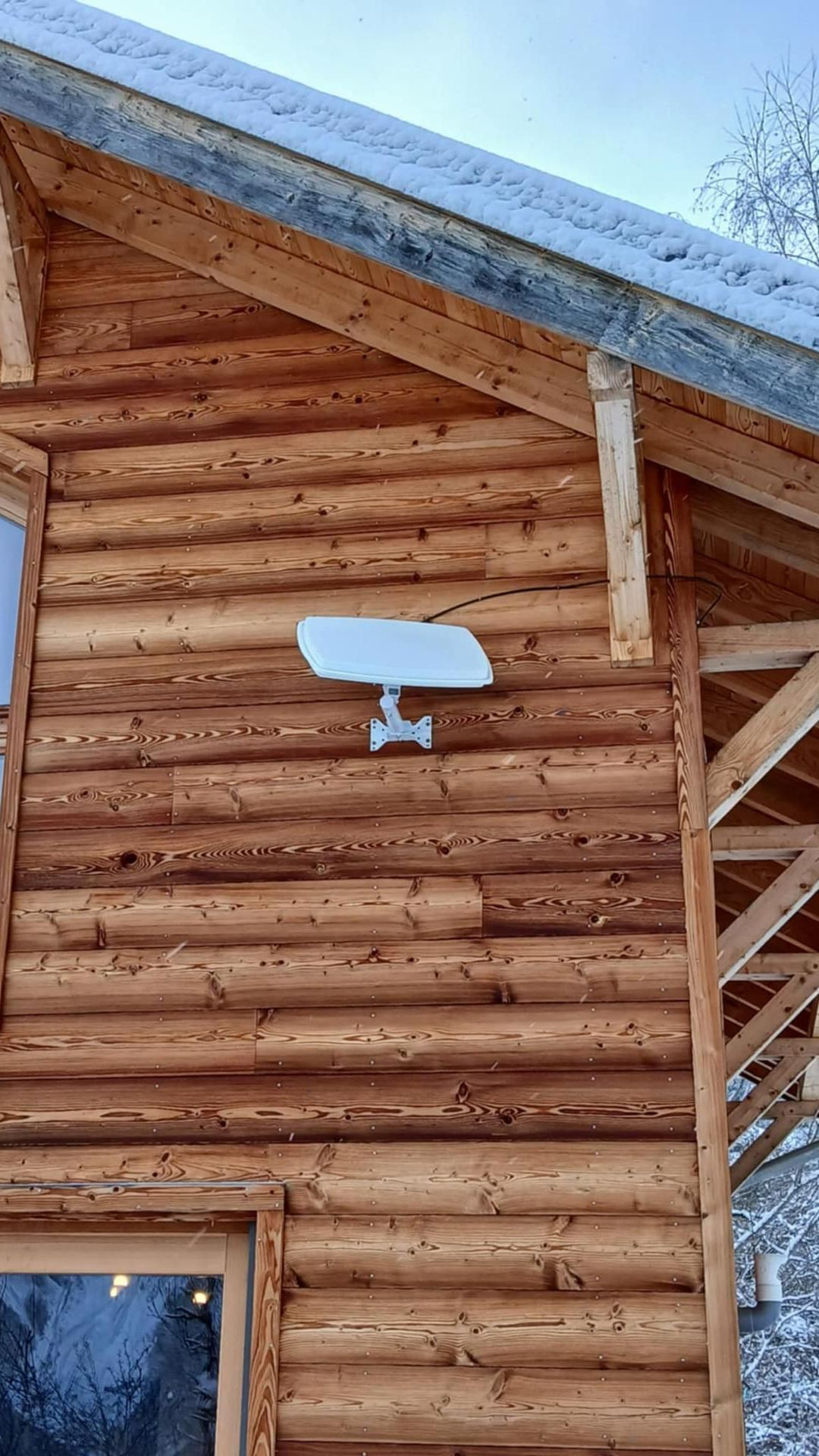 Antenne TV positionnée sur un chalet