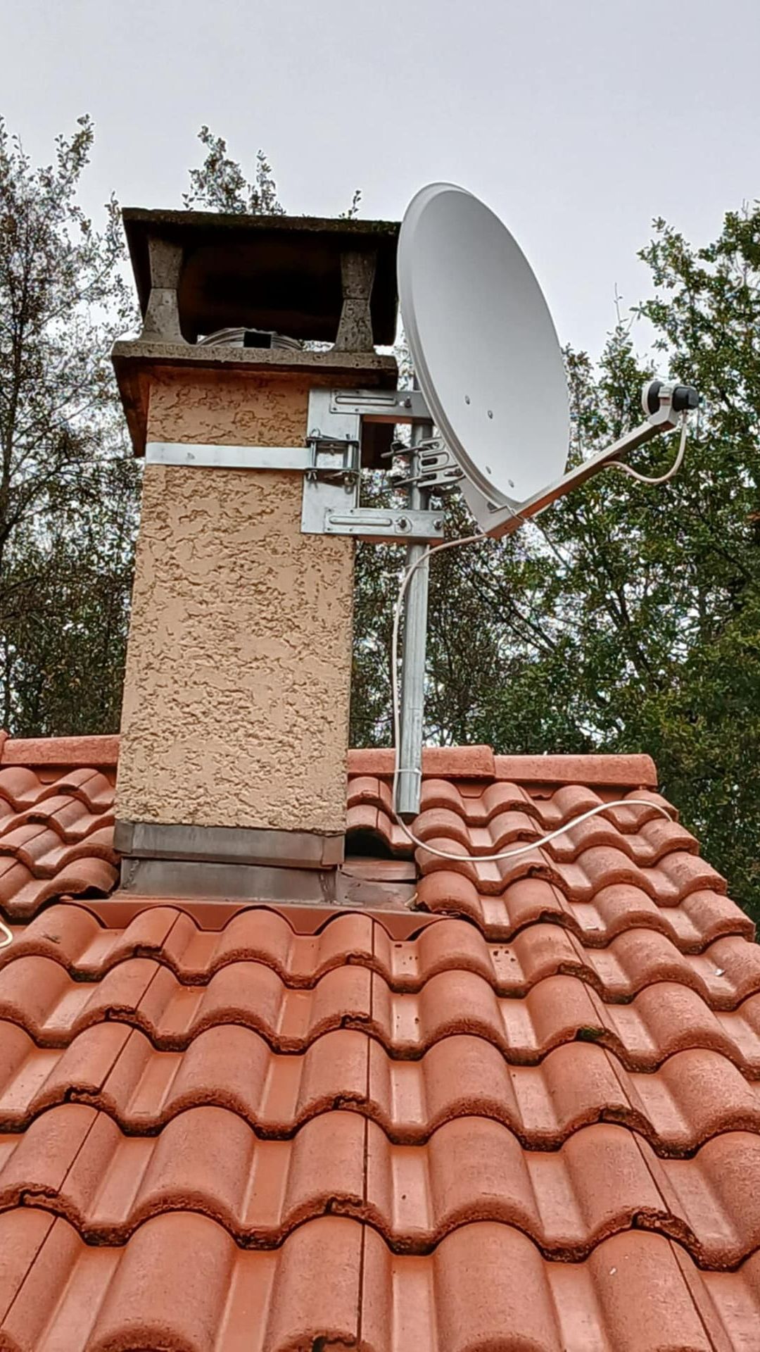 Antenne positionnée sur un toit en tuiles