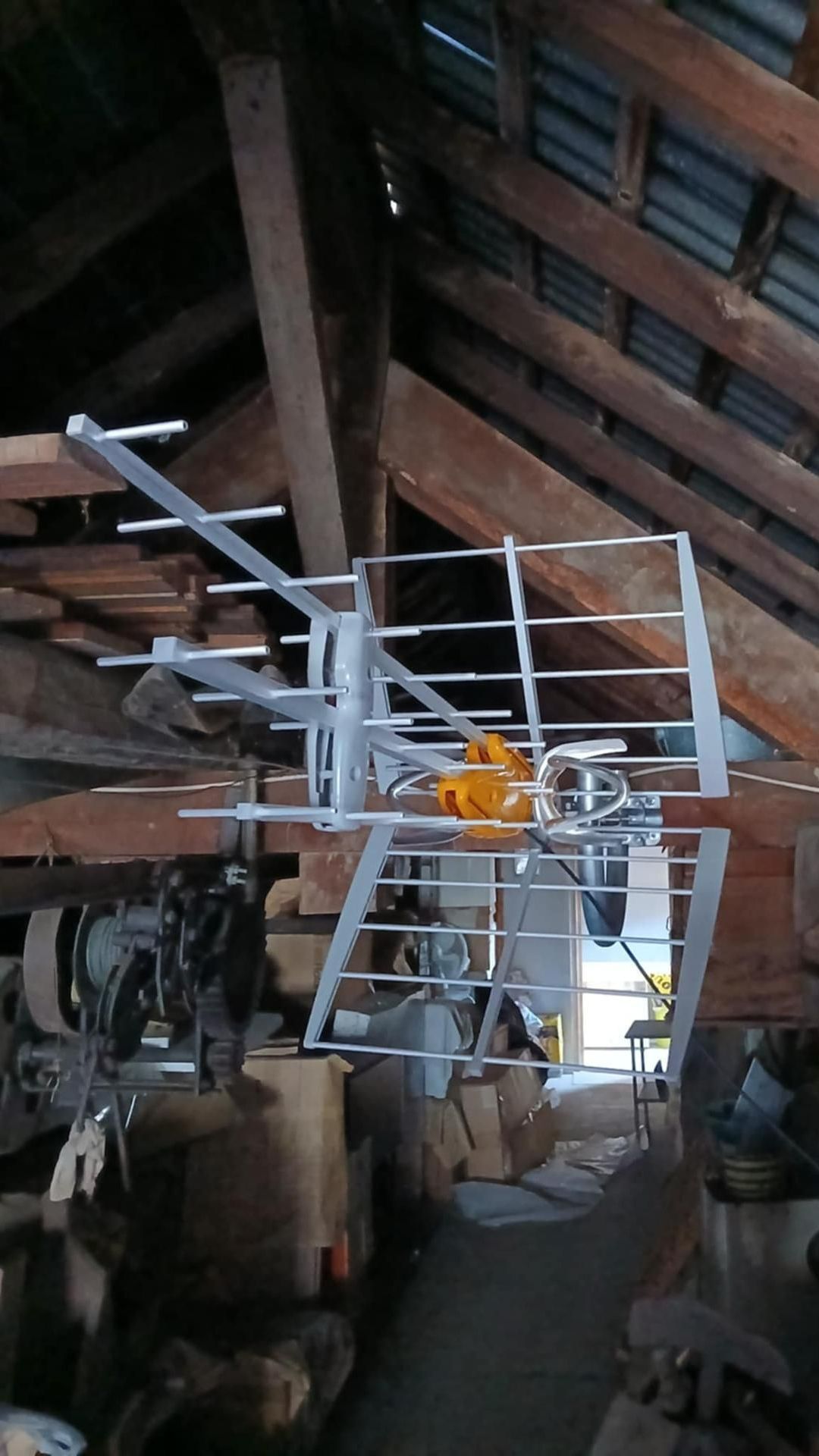Antenne râteau dans un grenier