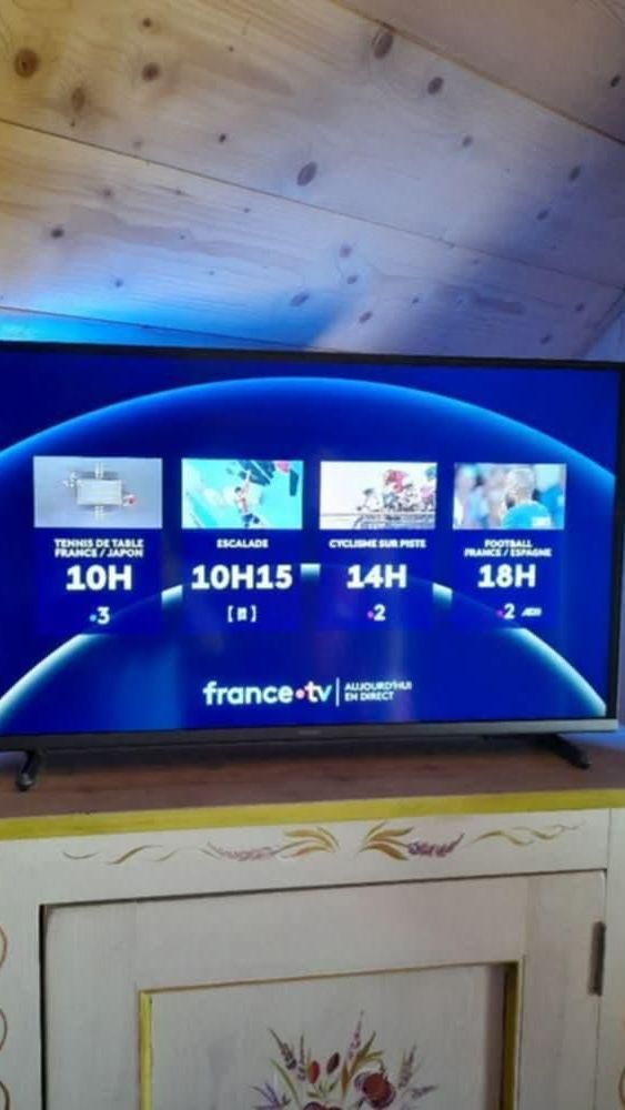 Téléviseur qui affiche le programme de France Télévision