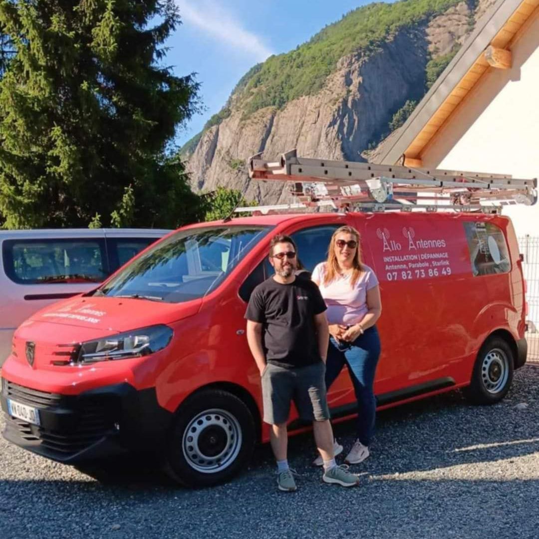Gérants d'Allo Antennes devant la camionnette