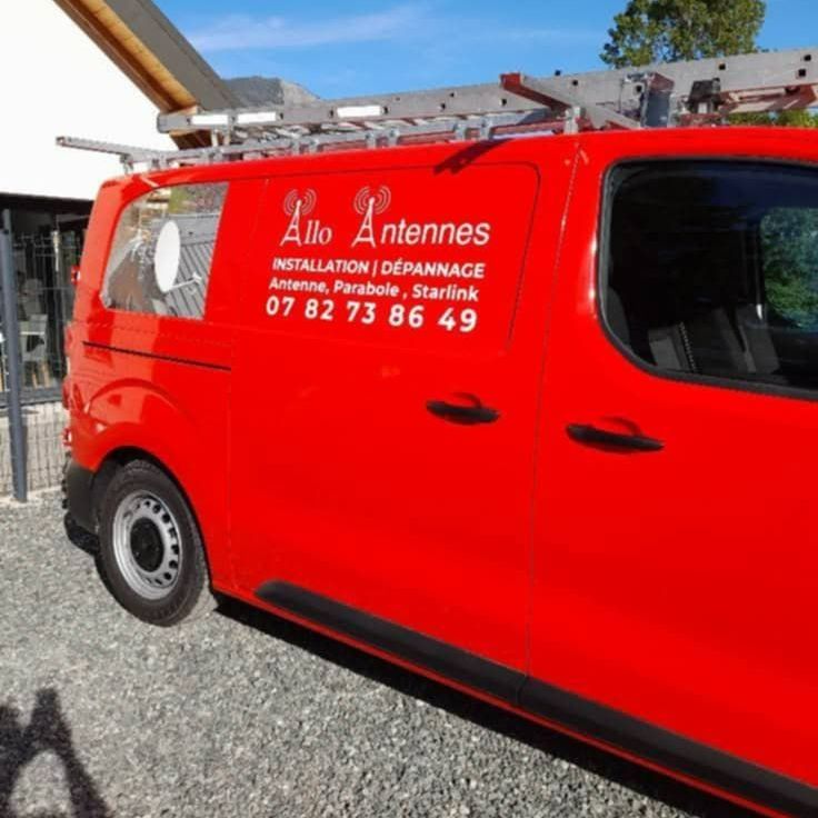 Côté de la camionnette d'Allo Antennes