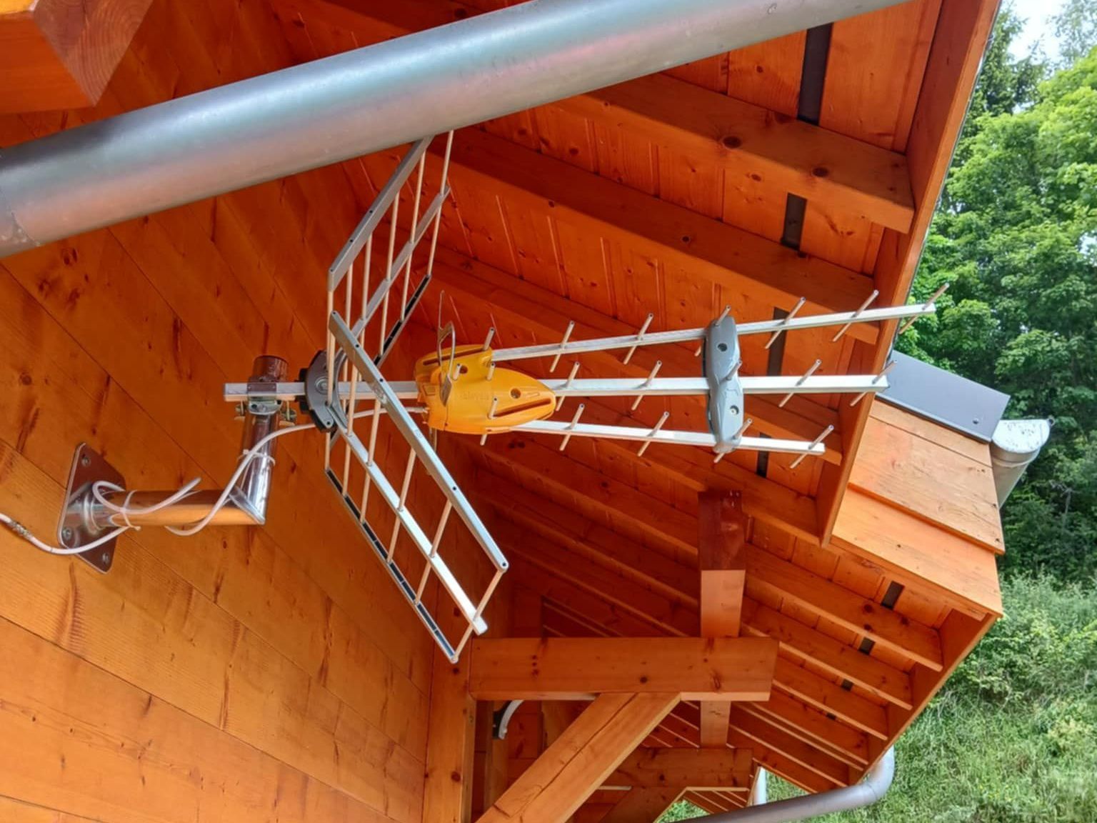 Antenne TV sous forme de râteau métallique