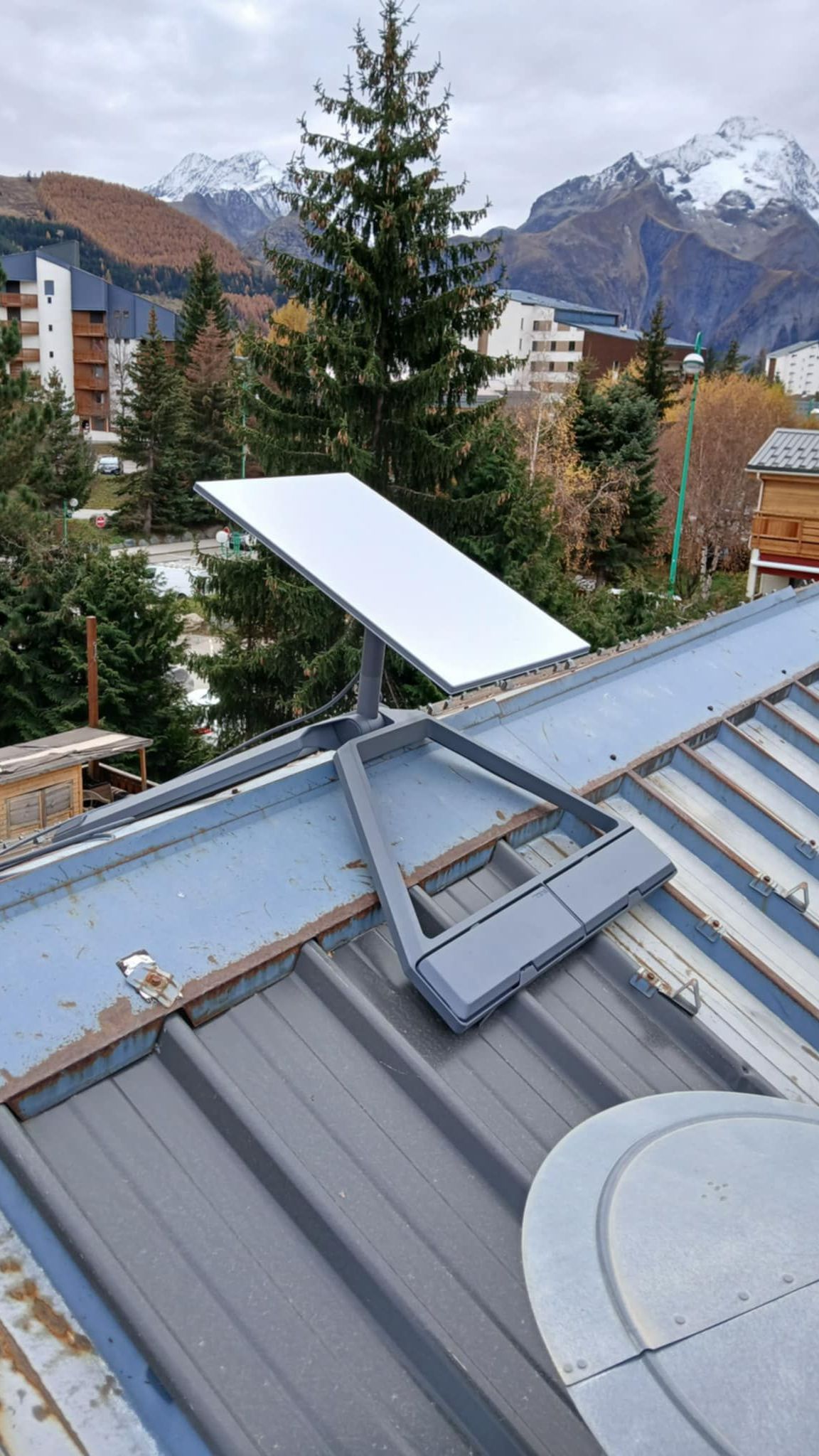 Parabole fixée sur un chalet de montagne