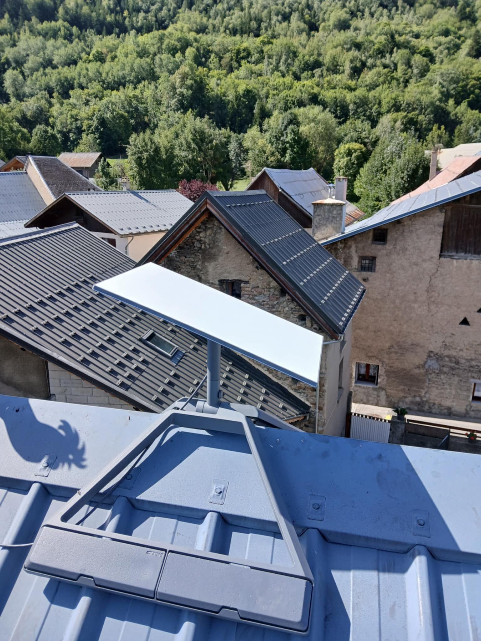 Antenne blanche sur un toit gris