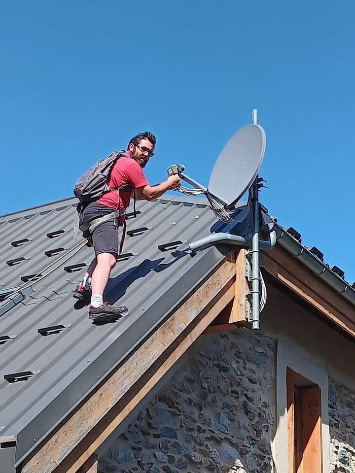 Dépanneur antenniste sur un toit